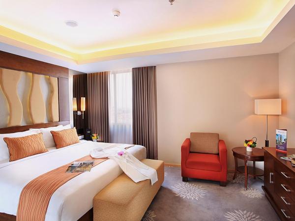 Swiss-Belinn Manyar : photo 6 de la chambre suite lit king-size