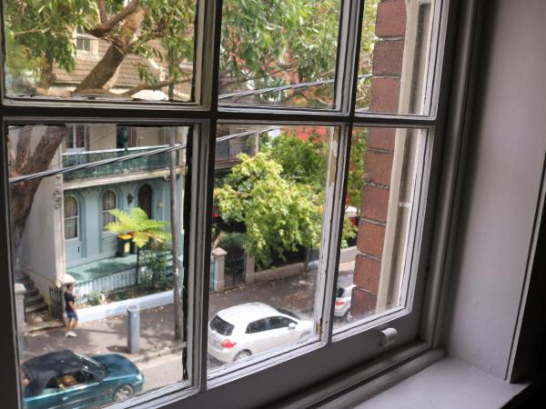 Darlo Bar Darlinghurst : photo 10 de la chambre chambre double avec salle de bains commune