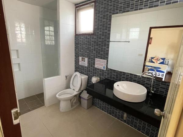 Jenny Hostel HuaHin : photo 4 de la chambre chambre quadruple avec terrasse