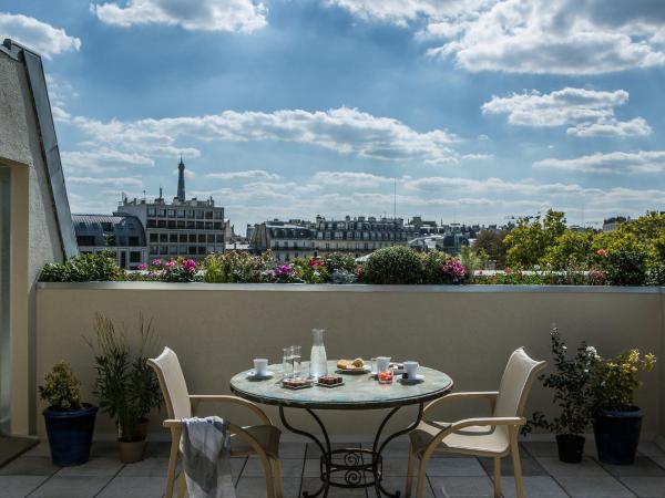 Royal Garden Champs-Élysées : photo 3 de la chambre suite junior avec terrasse - vue sur tour eiffel