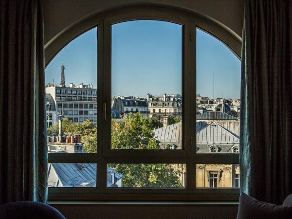 Royal Garden Champs-Élysées : photo 2 de la chambre suite junior avec terrasse - vue sur tour eiffel
