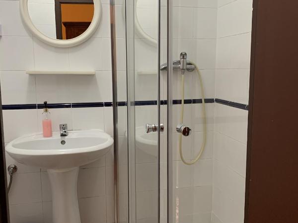 Pensión Lisdos : photo 4 de la chambre chambre triple avec salle de bains privative