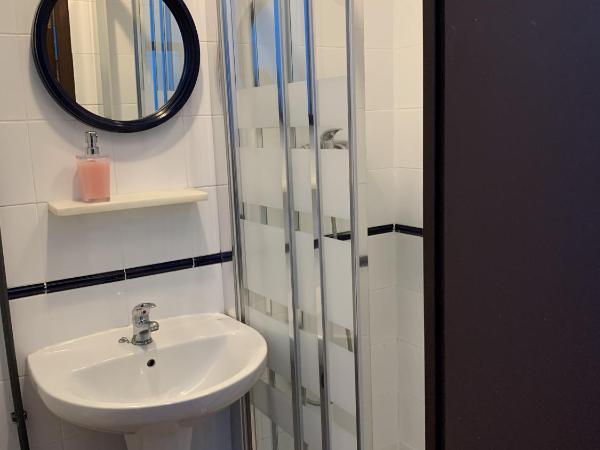 Pensión Lisdos : photo 6 de la chambre chambre triple avec salle de bains privative