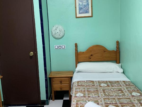 Pensión Lisdos : photo 2 de la chambre chambre simple avec salle de bains commune