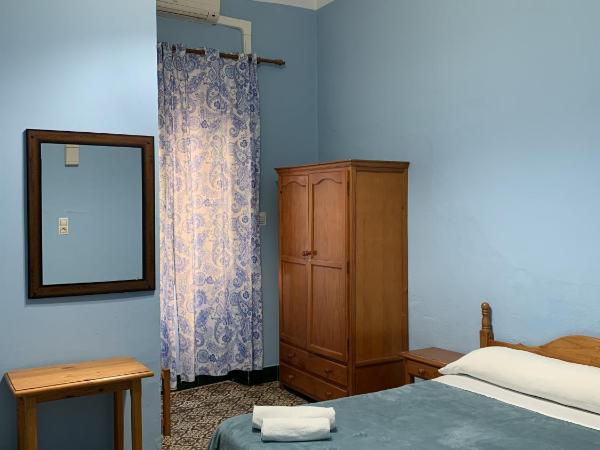Pensión Lisdos : photo 2 de la chambre chambre triple avec salle de bains privative
