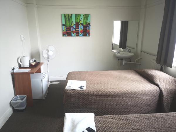 Kiwi International Hotel : photo 5 de la chambre chambre double ou lits jumeaux Économique avec salle de bains commune