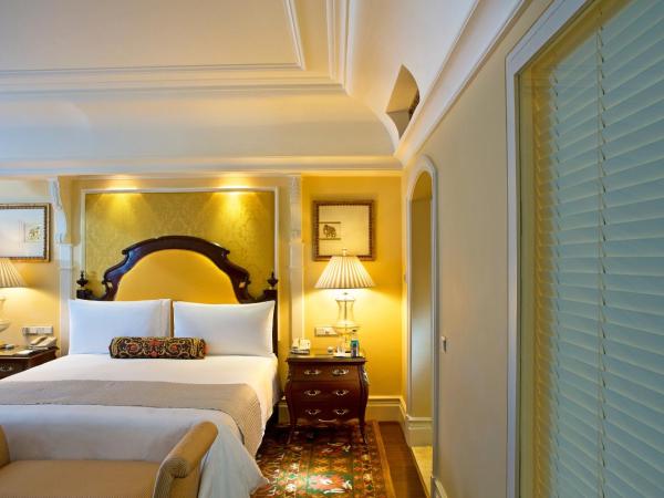 The Leela Palace Bengaluru : photo 3 de la chambre suite exécutive avec balcon - vue sur piscine/jardin - navette aéroport en bmw et heures spéciales cocktails