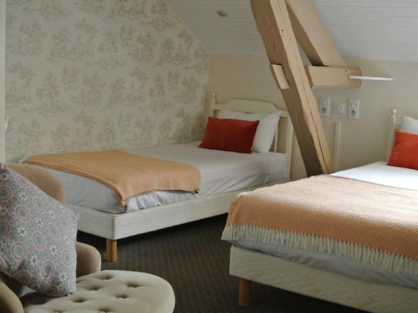 Logis Hôtel Louise de Savoie : photo 1 de la chambre chambre triple avec douche - 2 lits
