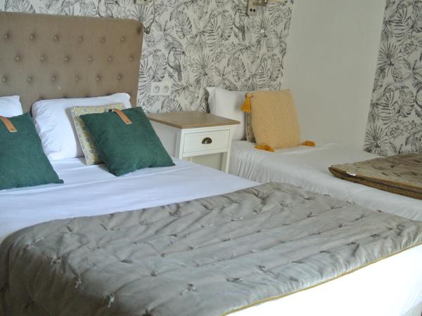 Logis Hôtel Louise de Savoie : photo 2 de la chambre chambre triple avec baignoire – 2 lits