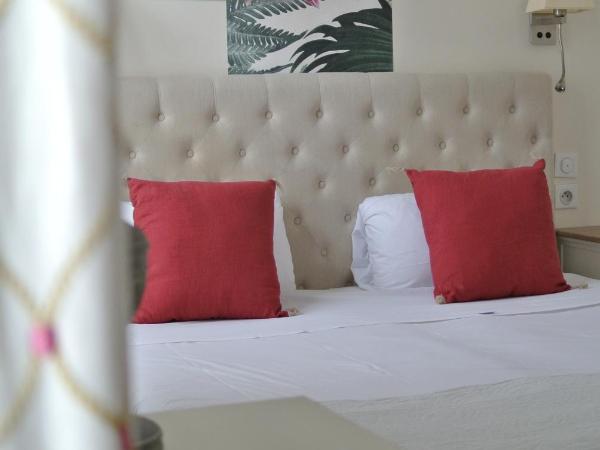 Logis Hôtel Louise de Savoie : photo 3 de la chambre chambre triple avec douche - 2 lits