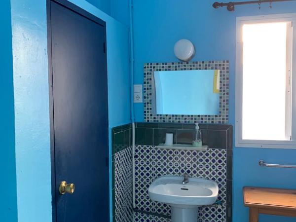 Pensión Lisdos : photo 3 de la chambre chambre double ou lits jumeaux avec salle de bains commune