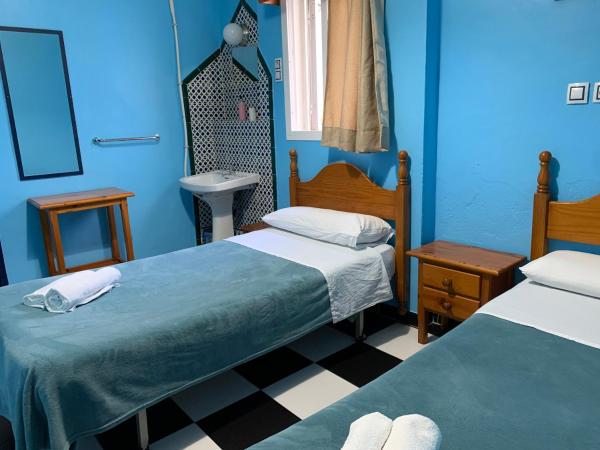Pensión Lisdos : photo 2 de la chambre chambre double ou lits jumeaux avec salle de bains commune