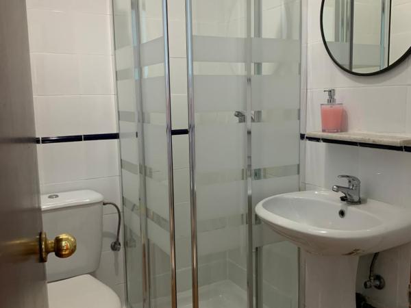 Pensión Lisdos : photo 8 de la chambre chambre double avec salle de bains privative