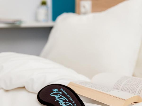 hotelF1 Cholet Rénové : photo 9 de la chambre chambre cabrio avec salle de bains privative