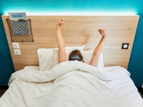 hotelF1 Cholet Rénové : photo 10 de la chambre chambre cabrio avec salle de bains privative