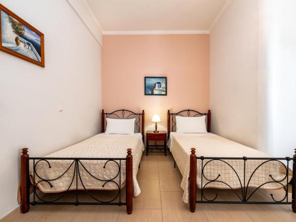 Hotel Thira : photo 1 de la chambre chambre lits jumeaux