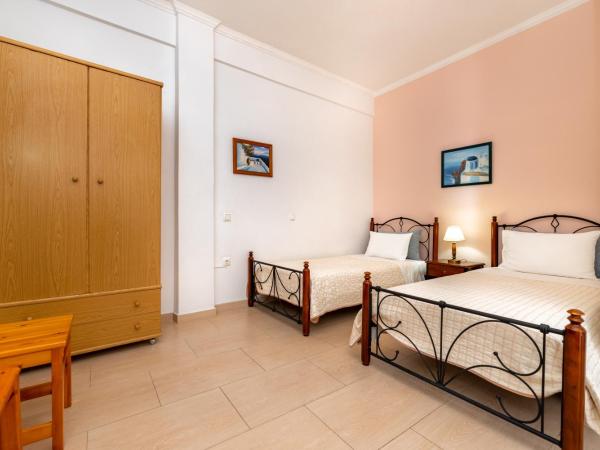 Hotel Thira : photo 3 de la chambre chambre lits jumeaux