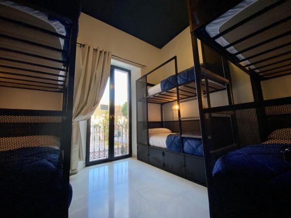 Oasis Backpackers' Hostel Sevilla & Coworking : photo 9 de la chambre lit dans dortoir mixte de 6 lits