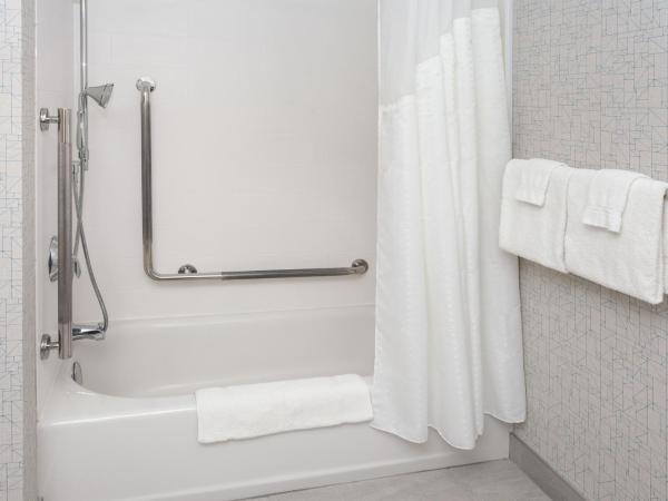 Holiday Inn Express & Suites Downtown Ottawa East, an IHG Hotel : photo 2 de la chambre chambre lit king-size - accessible aux personnes à mobilité réduite