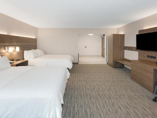 Holiday Inn Express & Suites Downtown Ottawa East, an IHG Hotel : photo 1 de la chambre chambre standard 2 lits queen-size - vue sur ville