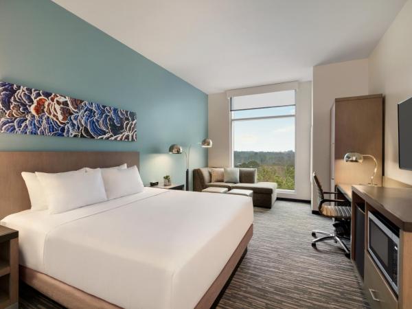 Hyatt House Atlanta Perimeter Center : photo 1 de la chambre chambre lit king-size avec douche accessible en fauteuil roulant den - accessible aux personnes à mobilité réduite