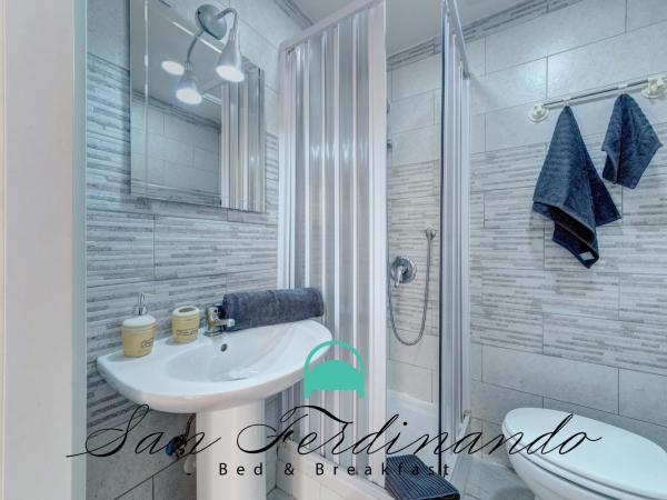 B&B San Ferdinando Napoli : photo 7 de la chambre chambre double avec salle de bains privative