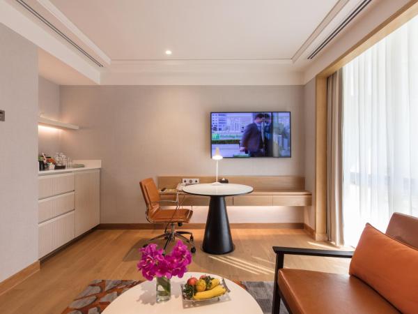Holiday Inn Bangkok, an IHG Hotel : photo 1 de la chambre 1 king one-bedroom suite living area