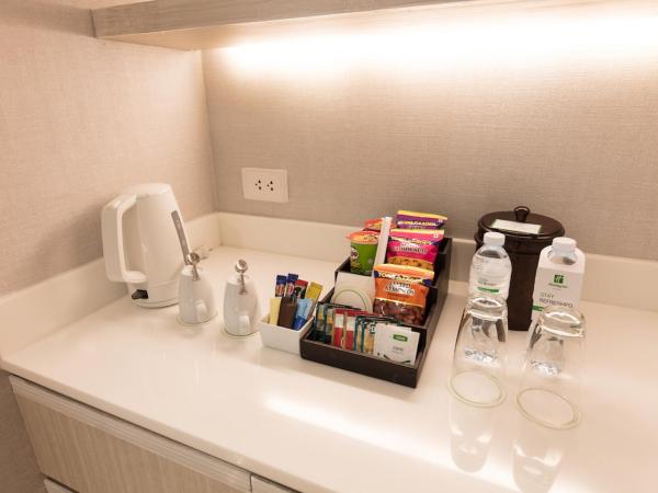 Holiday Inn Bangkok, an IHG Hotel : photo 1 de la chambre 1 king one-bedroom suite living area bathtub