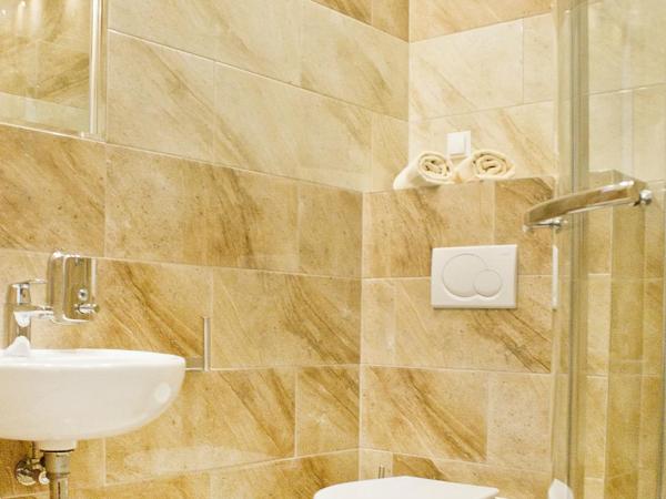 Five Stars Bed&Breakfast : photo 8 de la chambre chambre quadruple avec salle de bains privative