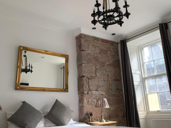 Royal Mile Suites by the Castle : photo 1 de la chambre studio porteus - vue sur royal mile 