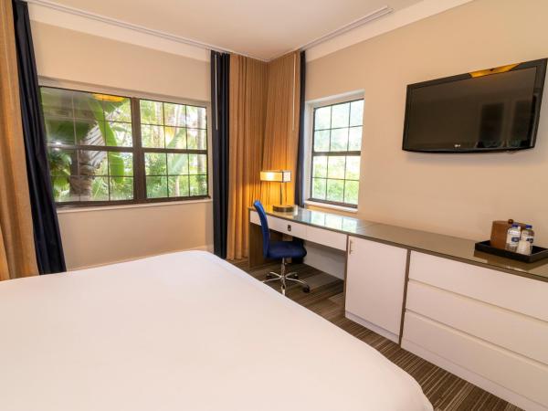 San Juan Hotel Miami Beach : photo 10 de la chambre hébergement lit king-size de luxe – vue sur piscine