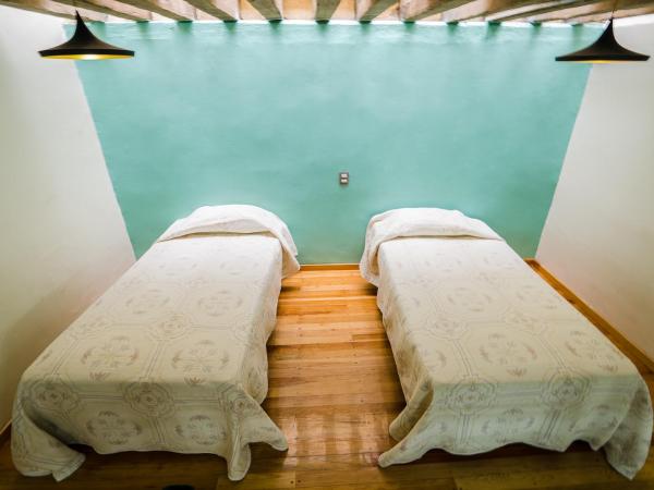 Hostal Santo Domingo : photo 3 de la chambre chambre familiale