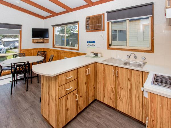BIG4 Melbourne Holiday Park : photo 3 de la chambre two bedroom holiday unit (6 berth)