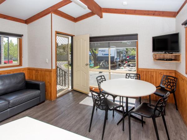 BIG4 Melbourne Holiday Park : photo 2 de la chambre two bedroom holiday unit (6 berth)
