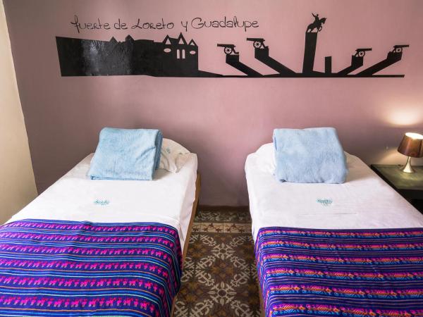 Hostal Santo Domingo : photo 1 de la chambre chambre lits jumeaux