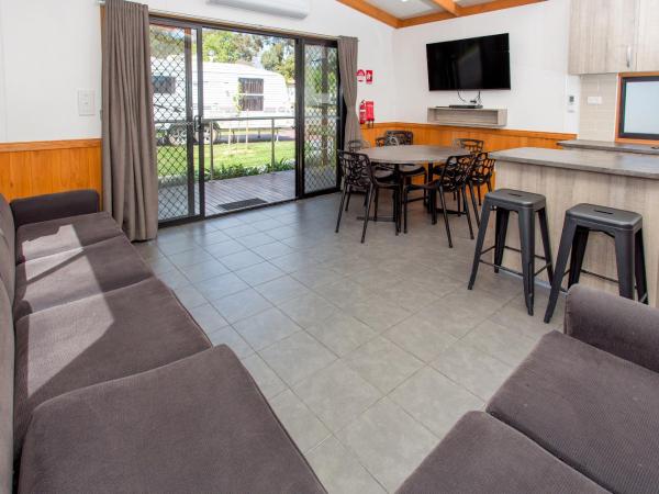 BIG4 Melbourne Holiday Park : photo 6 de la chambre three bedroom deluxe villa unit (8 berth)