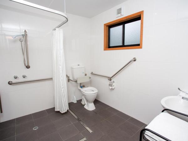 BIG4 Melbourne Holiday Park : photo 7 de la chambre two bedroom accessible family cabin