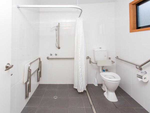 BIG4 Melbourne Holiday Park : photo 6 de la chambre two bedroom accessible family cabin