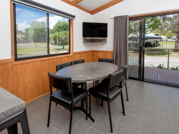 BIG4 Melbourne Holiday Park : photo 3 de la chambre three bedroom deluxe villa unit (8 berth)