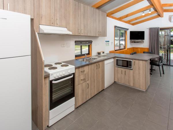 BIG4 Melbourne Holiday Park : photo 2 de la chambre two bedroom accessible family cabin