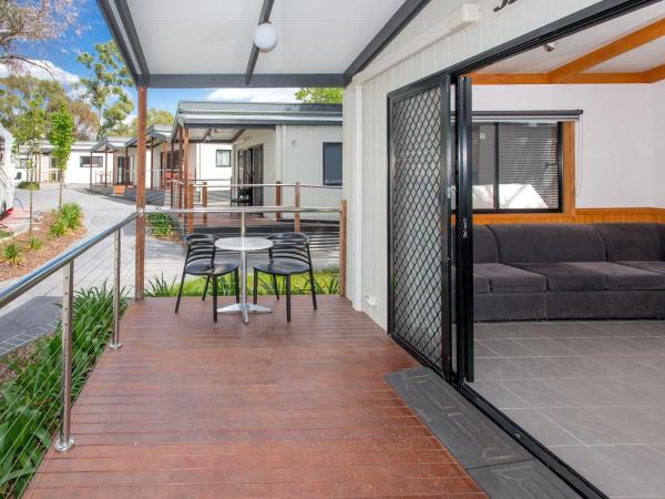 BIG4 Melbourne Holiday Park : photo 1 de la chambre three bedroom deluxe villa unit (8 berth)
