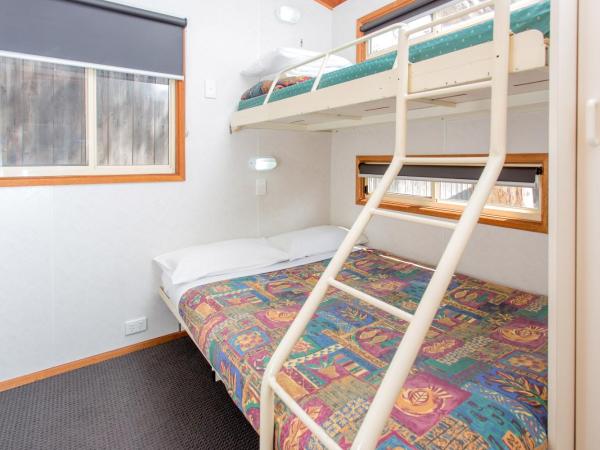 BIG4 Melbourne Holiday Park : photo 5 de la chambre one bedroom deluxe cabin (5 berth)