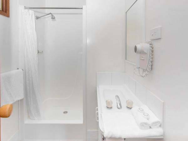 BIG4 Melbourne Holiday Park : photo 6 de la chambre one bedroom deluxe cabin (5 berth)