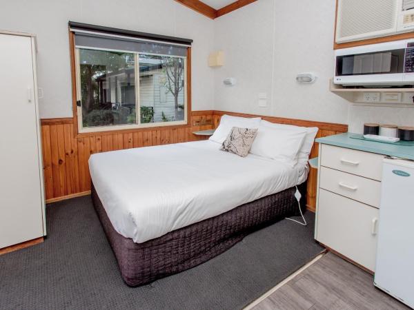 BIG4 Melbourne Holiday Park : photo 3 de la chambre one bedroom deluxe cabin (5 berth)