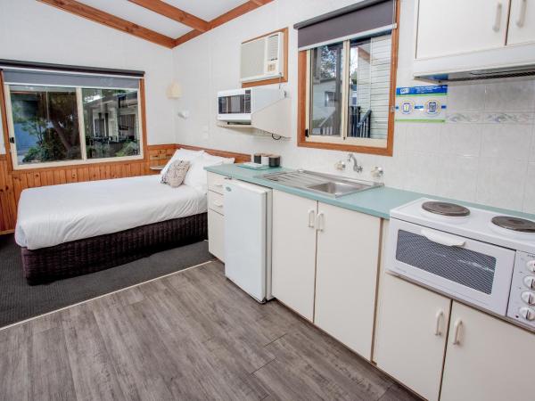 BIG4 Melbourne Holiday Park : photo 2 de la chambre one bedroom deluxe cabin (5 berth)
