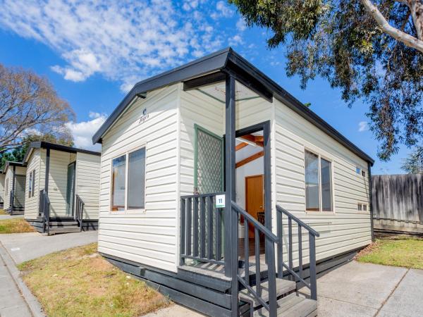 BIG4 Melbourne Holiday Park : photo 1 de la chambre one bedroom deluxe cabin (5 berth)