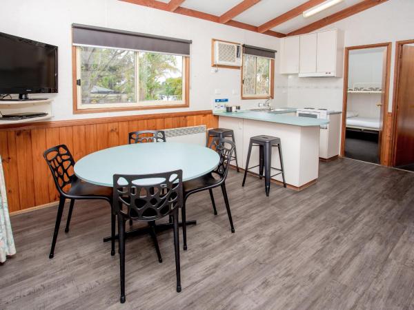 BIG4 Melbourne Holiday Park : photo 4 de la chambre two bedroom holiday unit (5 berth)
