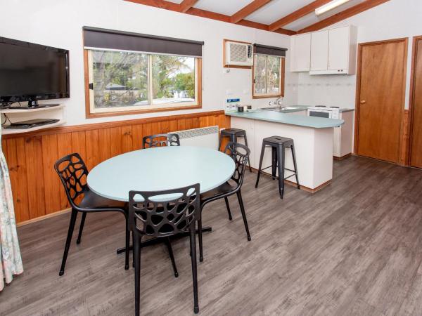 BIG4 Melbourne Holiday Park : photo 1 de la chambre two bedroom holiday unit (5 berth)