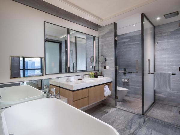 Crowne Plaza Shenzhen Nanshan, an IHG Hotel : photo 1 de la chambre suite 1 chambre lit king-size - accès au salon