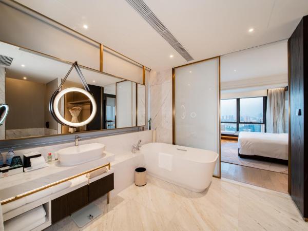 Crowne Plaza Shenzhen Nanshan, an IHG Hotel : photo 5 de la chambre suite 1 chambre lit king-size - accès au salon